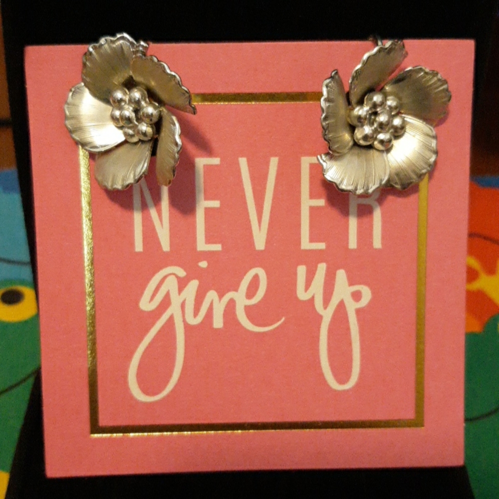 CORO: SCREW BACK FLOWER EARRINGS